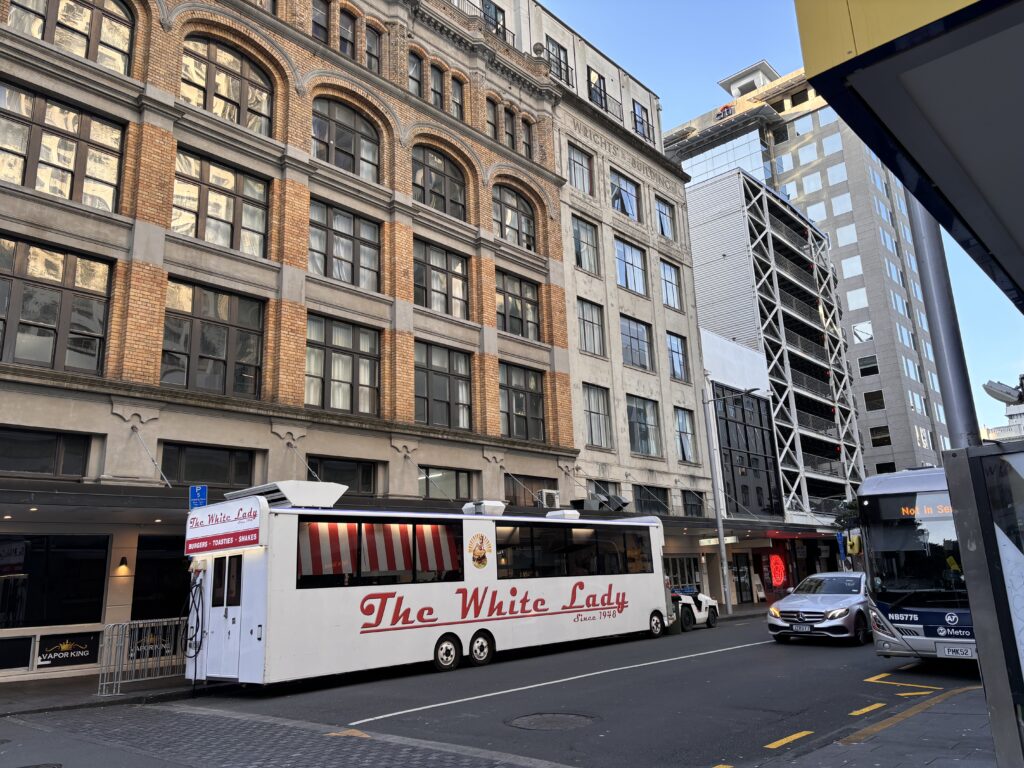 Essen gehen in Neuseeland: Restauranttipps & Spartipps für Familien 38 Essen gehen in Neuseeland Auckland Food Truck