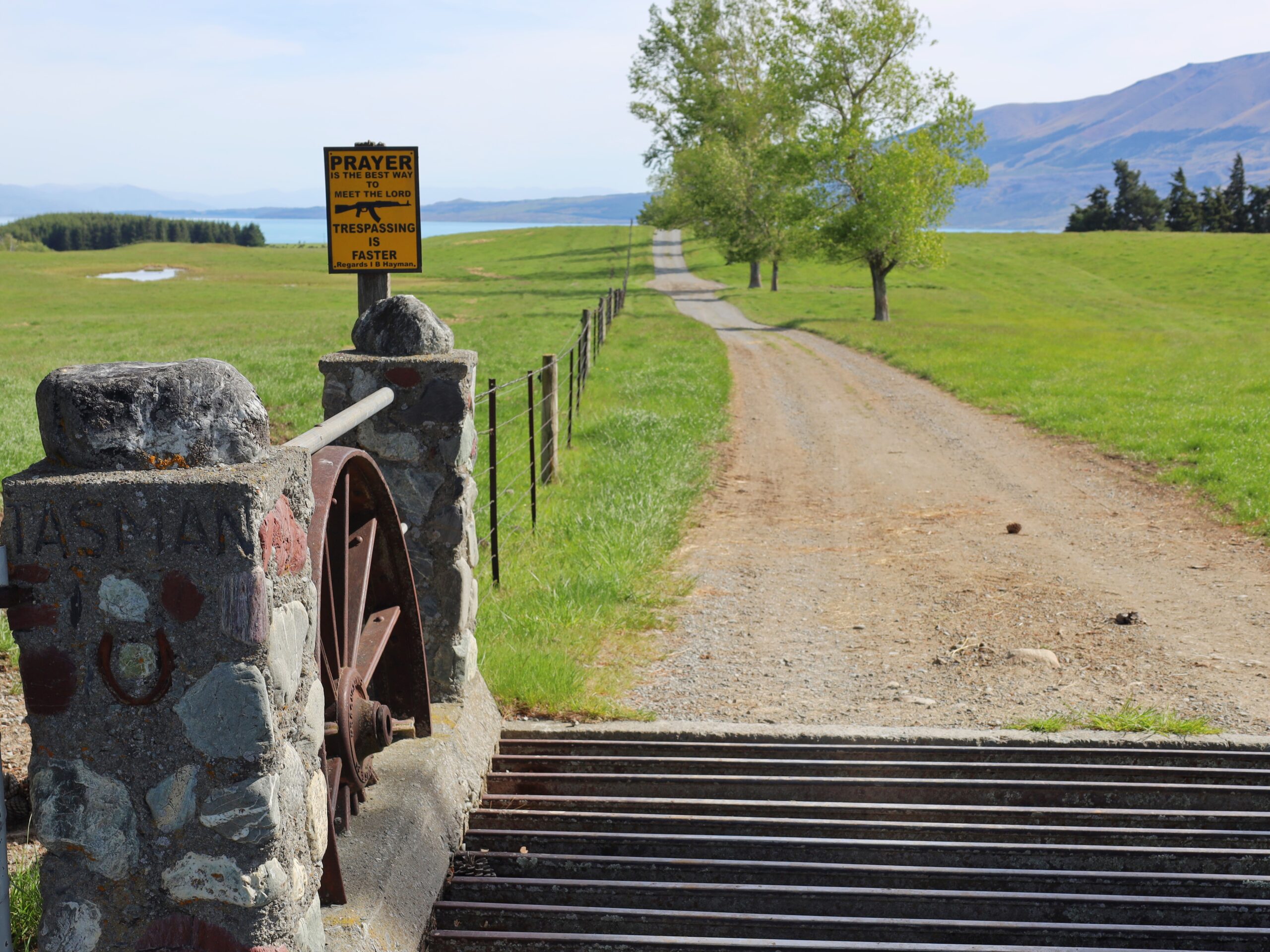 10 Dinge über Neuseeland, die wir nicht mehr hören können 10 Braemar Station Lake Pukaki Schild