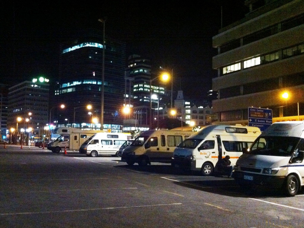 Campervans, so weit das Auge reicht... im Wellington Waterfront Motorhome Park