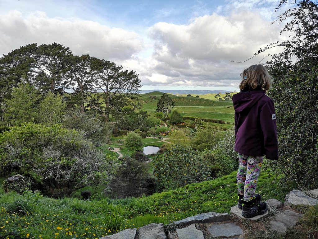 Hobbiton Movie Set mit Kind