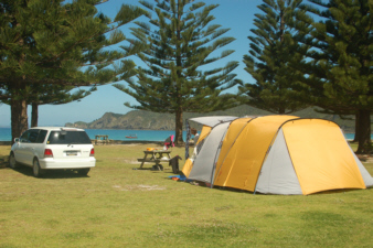 Auto und Familienzelt in der Matauri Bay