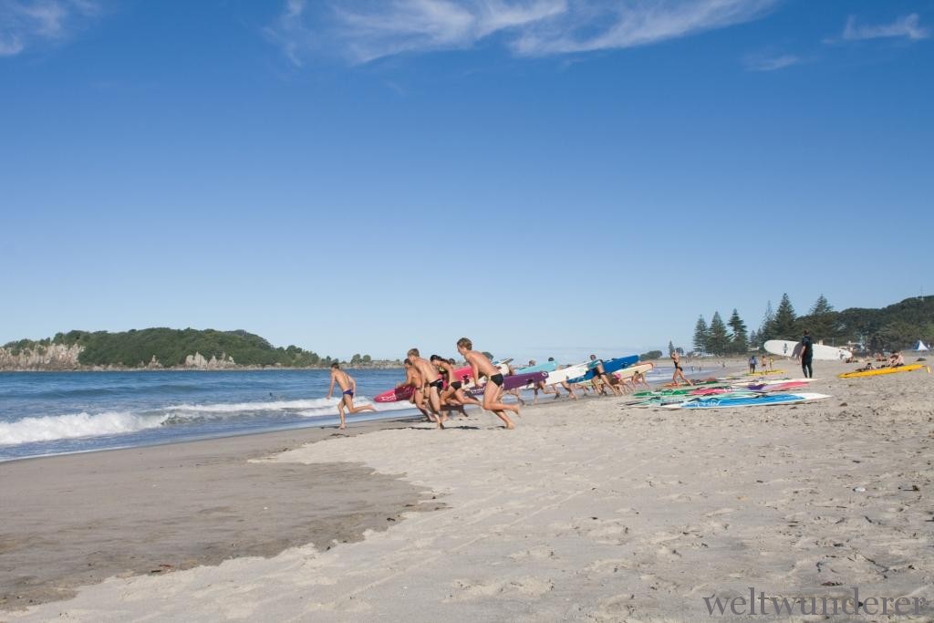 Ocean Beach mit Surfer-Sicht in Mount Maunganui