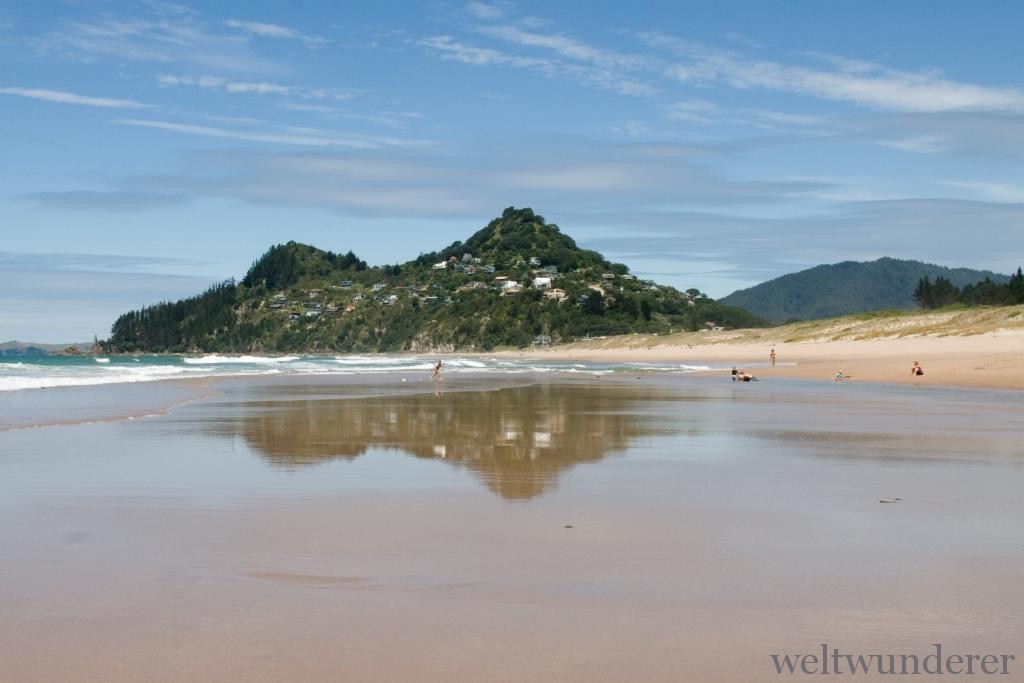 Ocean Beach in Tairua mit Blick auf Te Paku Mountain