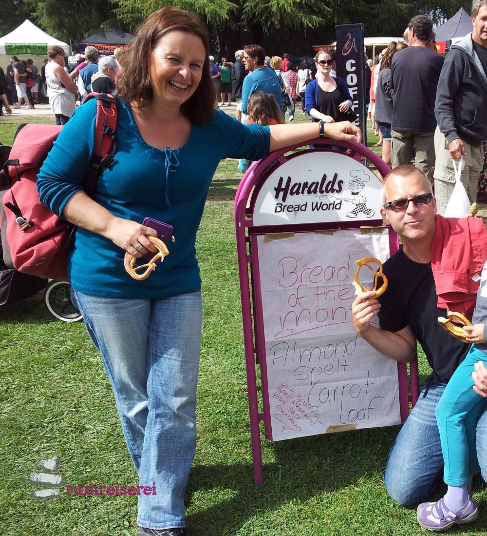 Glücklich mit Brezeln vom deutschen Bäcker auf dem Farmers Market in Hastings (c) rumreiserei.de