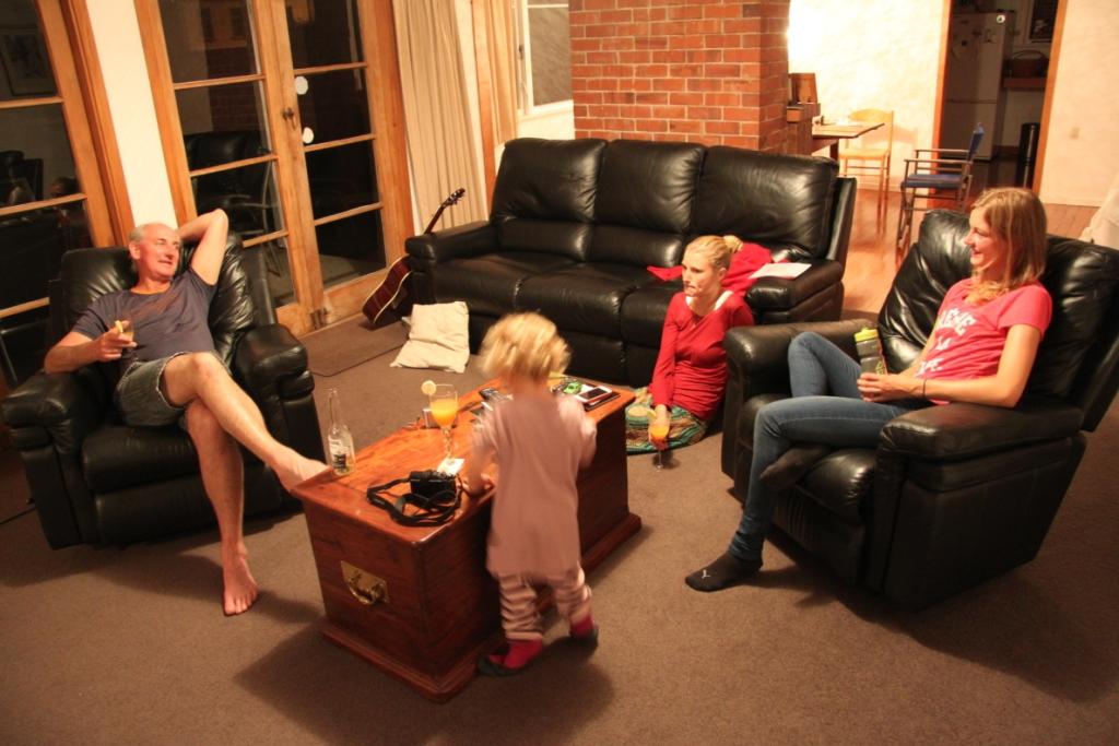 Gemütliche Abendrunde beim Couchsurfen in Whangarei (c) FamilieBaueraufWeltreise.com