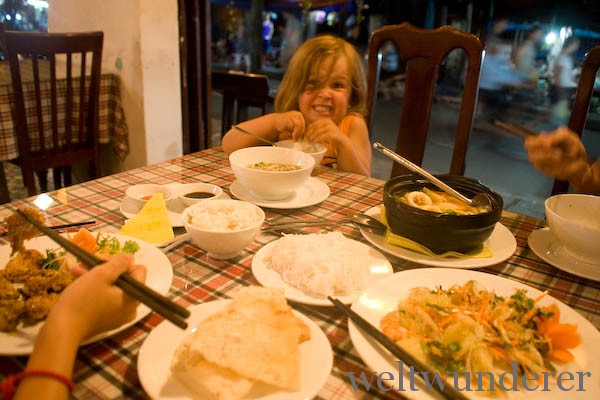 Alle dürfen mal probieren - Mermaid Restaurant in Hoi An