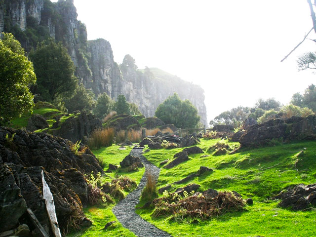 Neue Location für Hobbit-Fans: Auf Bilbos Spuren durch den Trollshaw Forest 1 Das Farmgelände an den Mangaotaki Rocks (c) Hairy Feet Waitomo