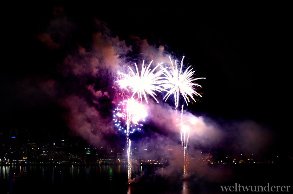 Herzlichen Glückwunsch! 3 mal "CityTrip Wellington" geht an ... 1 Feuerwerk über Wellington ... (c) FlickR/anthrovik