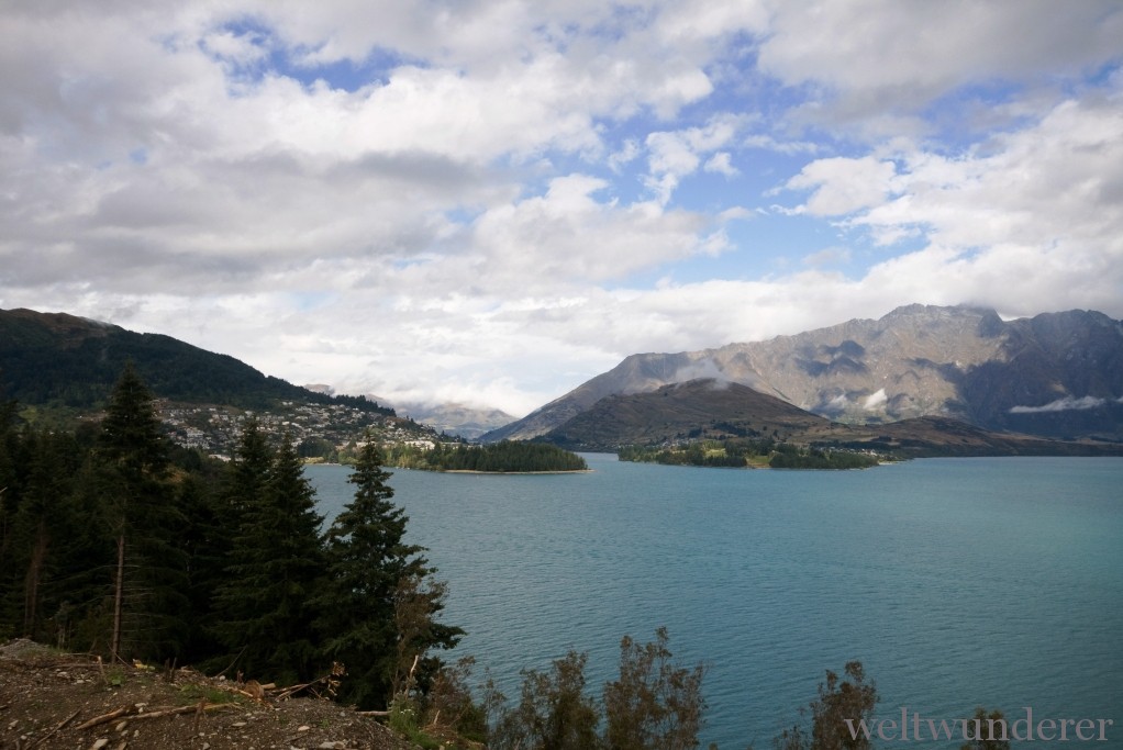 Blick auf Queenstown vom Ufer des Lake Wakatipu