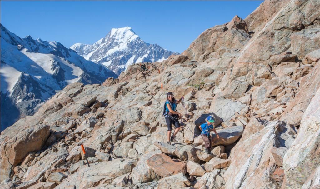 Blockkletterei kurz vor der Mueller Hut mit Aoraki im Hintergrund (c) Christof Simon