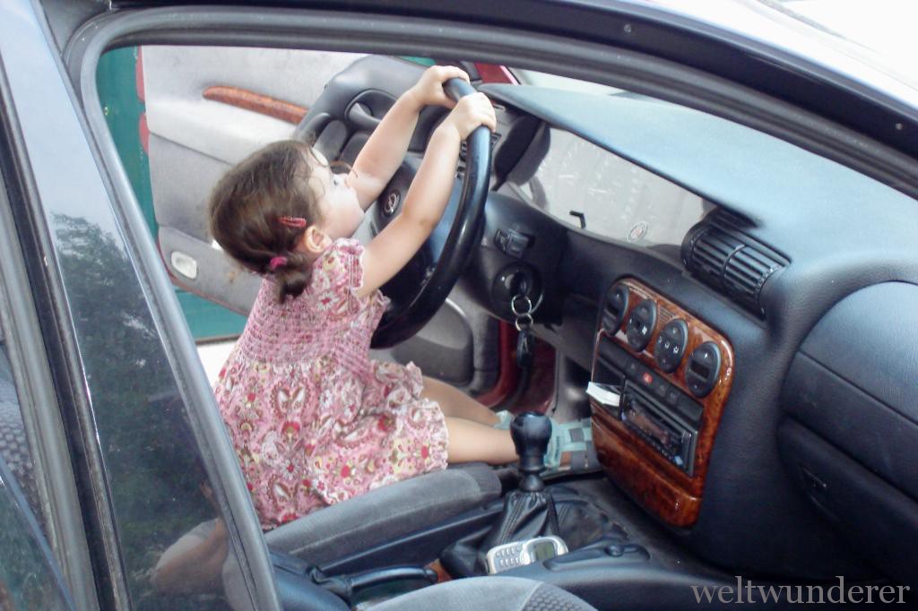 Das leidige Thema Autokindersitz auf Reisen – unsere Suche nach der eierlegenden Wollmilchsau 3 ... eigentlich ist sie schon fast groß genug, um selbst Auto zu fahren ;-)
