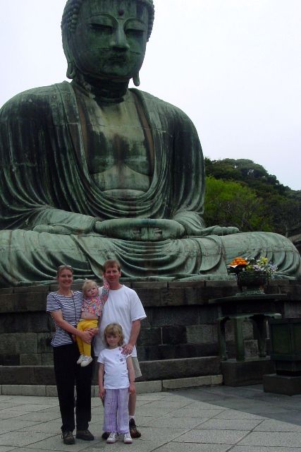 Ashley mit ihrer Familie vor dem Big Buddha (c) Familyontheloose