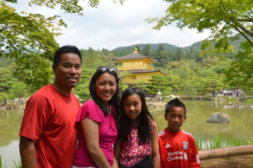 Mary und ihre Familie vor dem "Golden Pavilion" in Kyoto (c) TheWorldIsABook.com