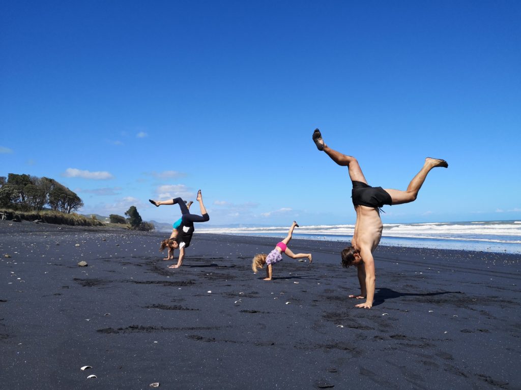 Mokau Beach Neuseeland Handstand