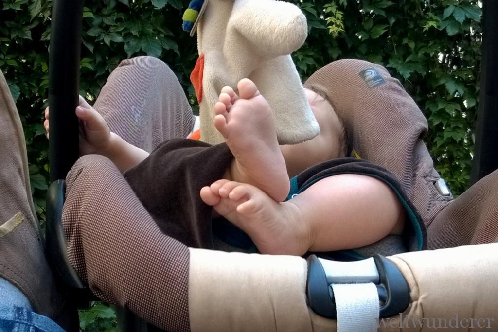 Das leidige Thema Autokindersitz auf Reisen – unsere Suche nach der eierlegenden Wollmilchsau 6 Weltwunderbaby: momentan noch happy in Rückenlage, aber nicht mehr lange
