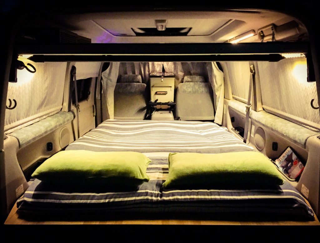 Gute Nacht! Der Midsize Campervan von innen (c) JapanCampers.com