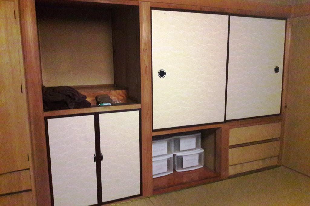 Airbnb in Tokio Wandschrank