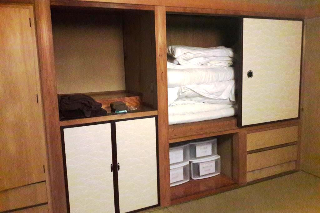 Airbnb in Tokio Wandschrank