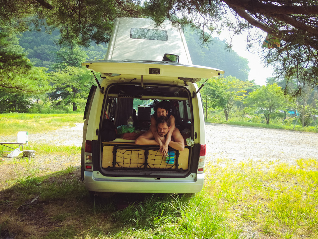 Psst: Sex auf Reisen? Die Schattenseiten des Elternseins 4 Sex auf Reisen Eltern Japan Campervan
