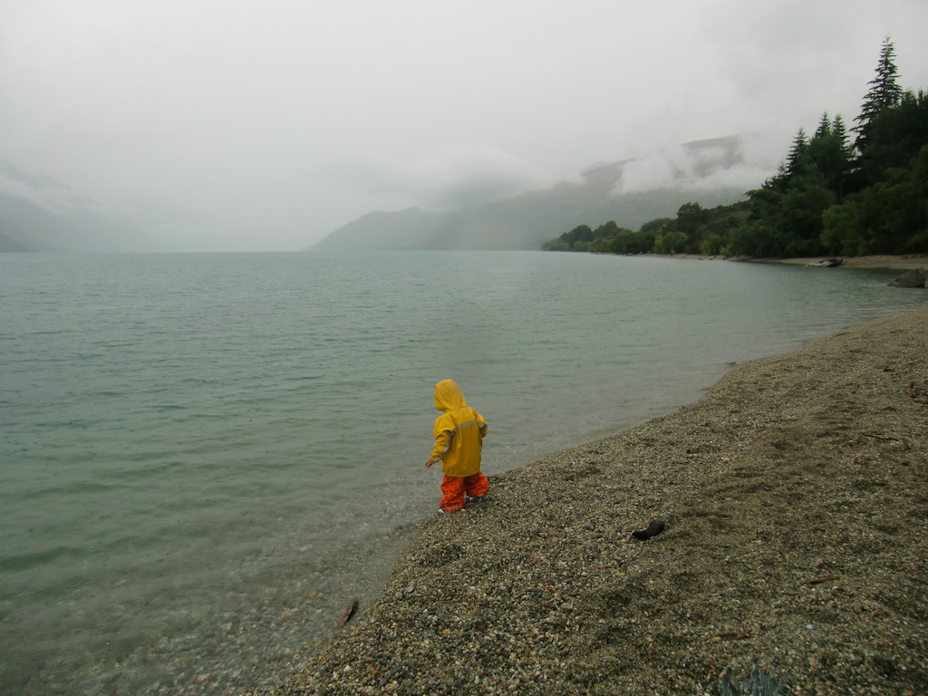 Lake Wakatipu Queenstown Kind im Regen