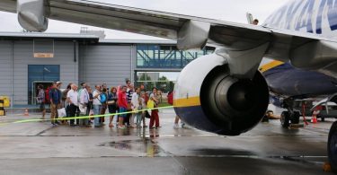 Fliegen mit Ryanair Rollfeld Flughafen Schönefeld