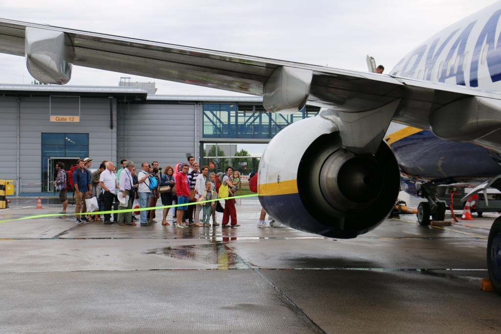 Airlines im Familientest: Fliegen mit Ryanair 2 Fliegen mit Ryanair Rollfeld Flughafen Schönefeld