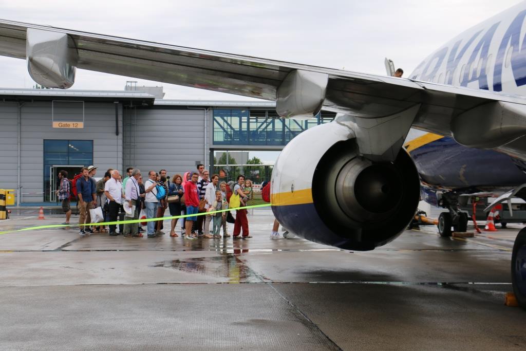 Fliegen mit Ryanair Rollfeld Flughafen Schönefeld