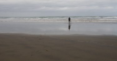 Plastikmüll vermeiden Surfer am Muriwai Beach