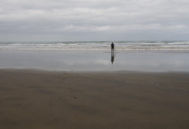 Plastikmüll vermeiden Surfer am Muriwai Beach