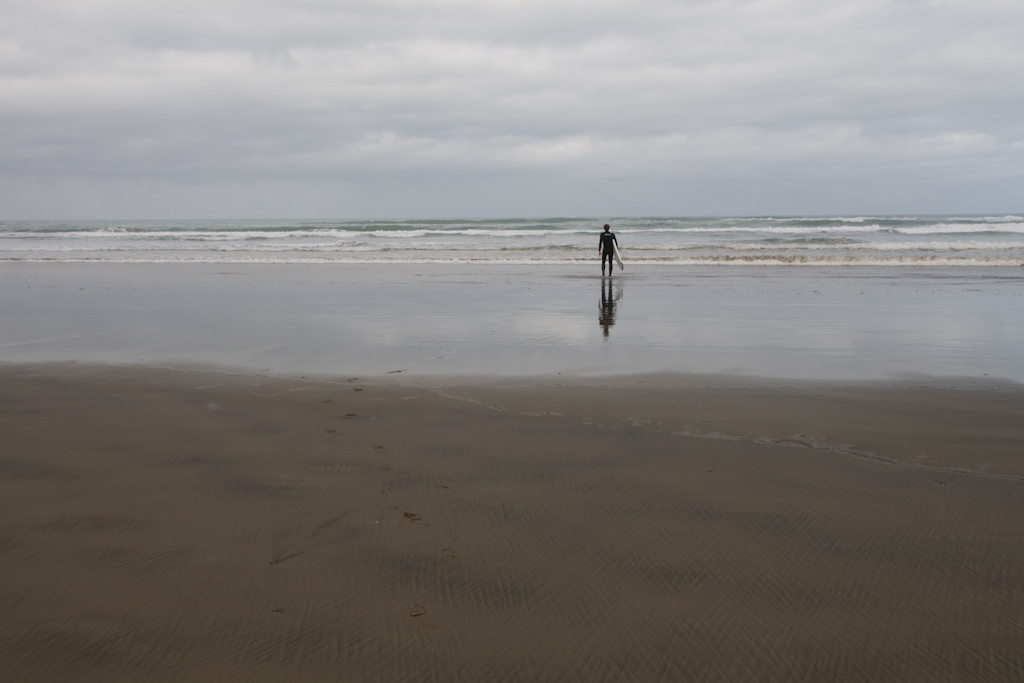 Plastikmüll vermeiden Surfer am Muriwai Beach