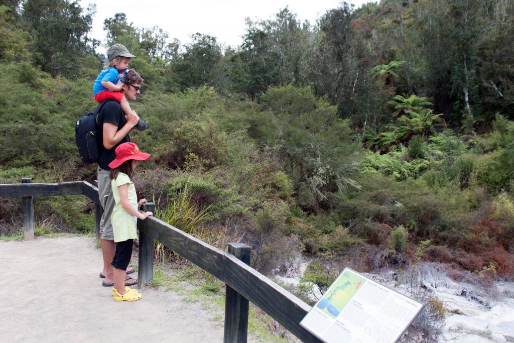 Orakei Korako Thermalgebiete in Neuseeland mit Kindern