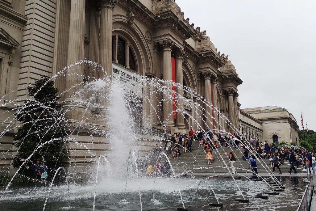 New York The Met Fountain