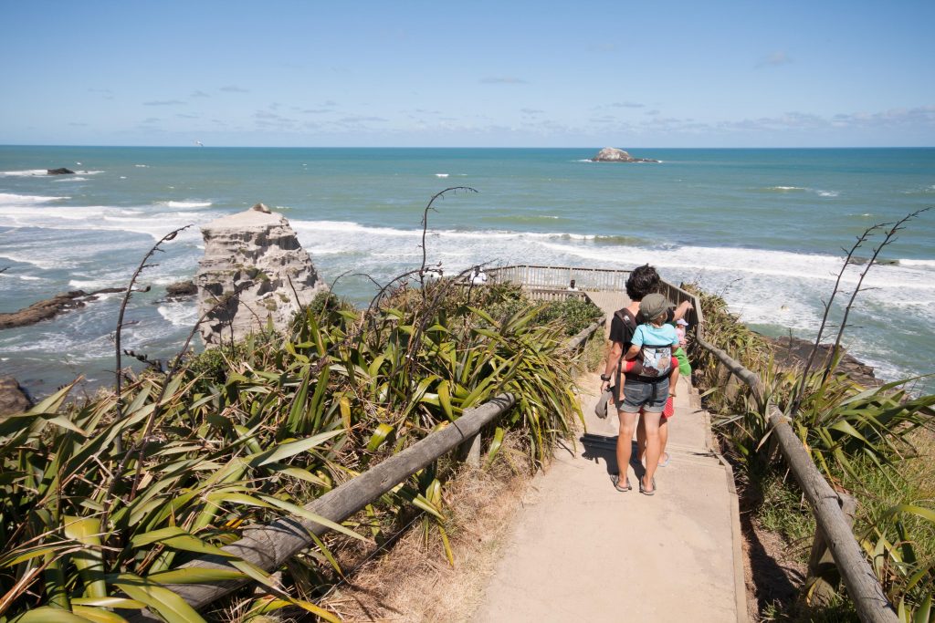 Warum Neuseelands Nordinsel mit Baby die beste Wahl ist 3 Muriwai Beach Babytrage