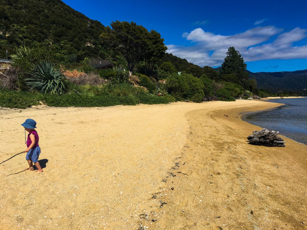 Spontan-Wanderung auf dem Abel Tasman Coastal Track – in Flipflops mit zwei Kindern 3 Awaroa Beach Cornelia Pail