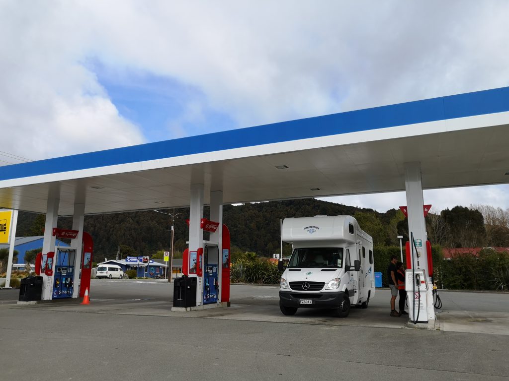 Vorsicht Kostenfalle! Kennt ihr diese 8 Tricks der Camper-Vermieter in Neuseeland? 14 Wendekreisen Wohnmobil Tankstelle