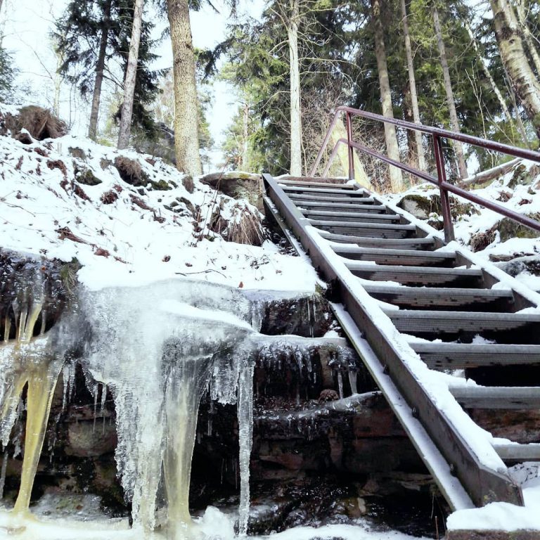 We want Winter! Unsere Schnee-Fotoshow zum Jahreswechsel 22 Sächsische Schweiz im Winter Pfaffenstein gefrorener Wasserfall
