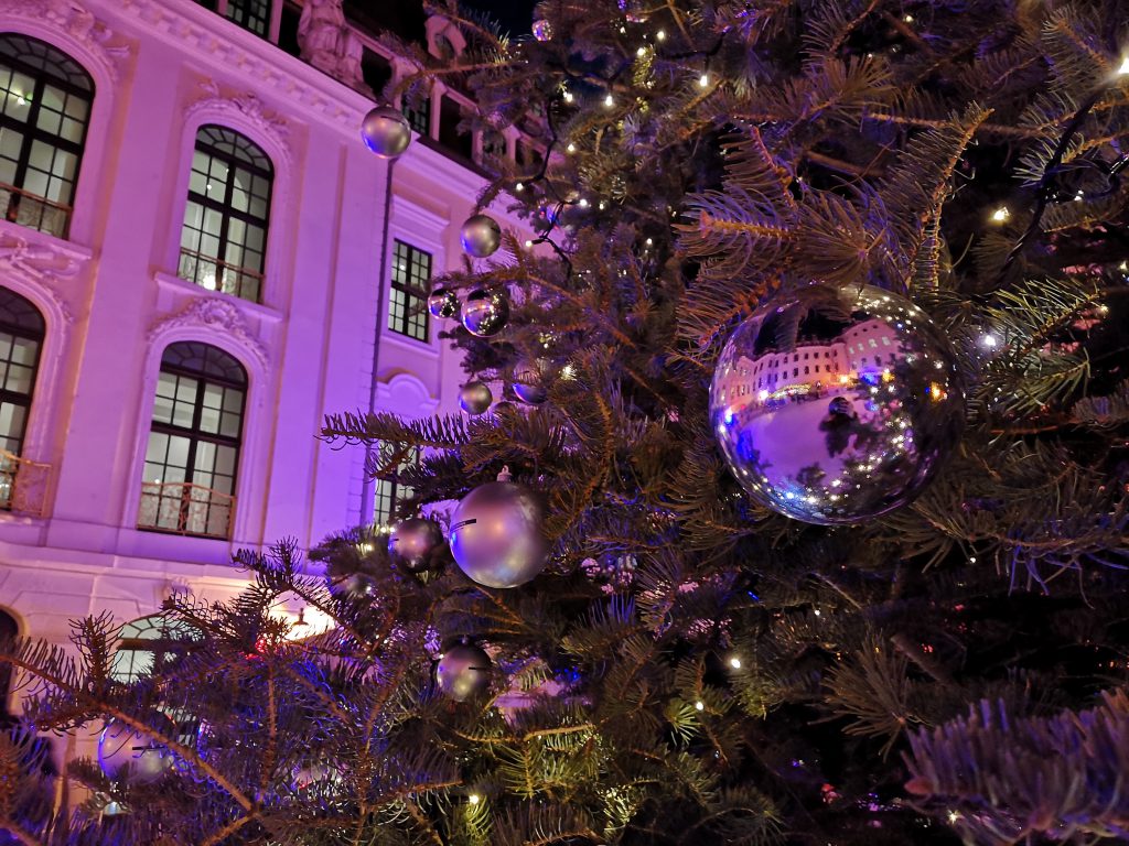 Dresden im Winter: 11 Tipps für Familien 29 Taschenbergpalais Eisbahn Dresden
