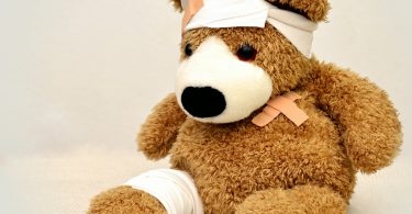 Kind krank in Neuseeland Teddy mit Binden