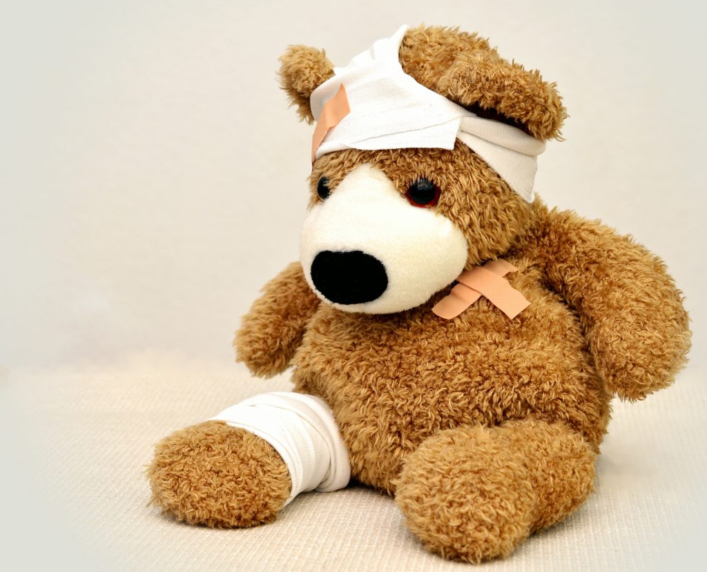 Kind krank in Neuseeland Teddy mit Binden