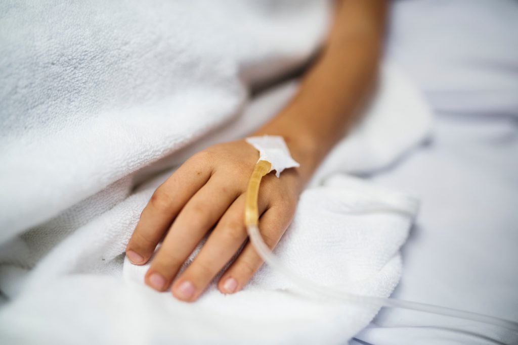 Kind krank in Neuseeland Hand mit Infusion