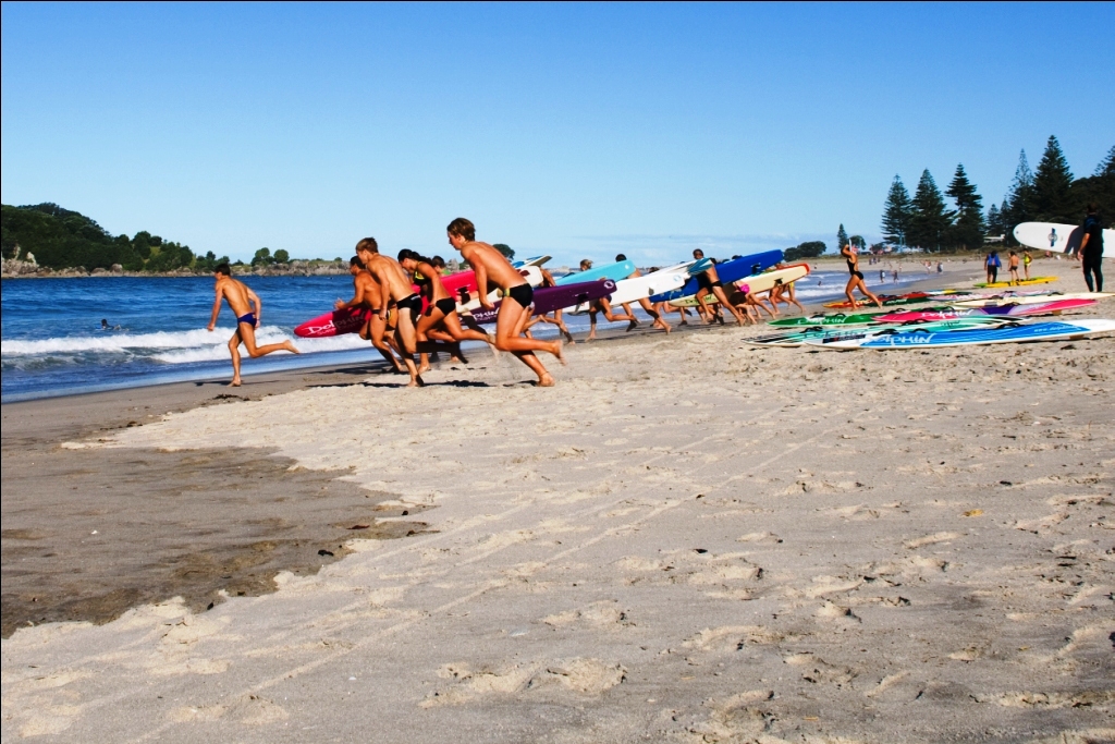 Januar 2019: Neuseeland-News, Blogschau und Monatsrückblick 18 Mt Maunganui Ocean Beach Surfer