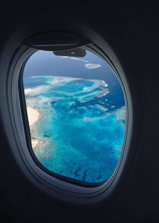 Blick aus dem Flugzeugfenster aufs Meer Pexels.com
