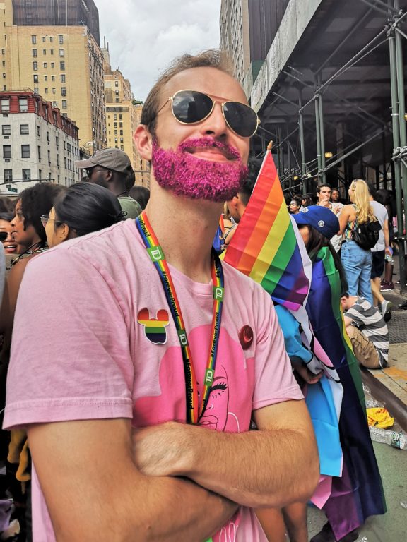 New York Pride Parade Mann mit Bart
