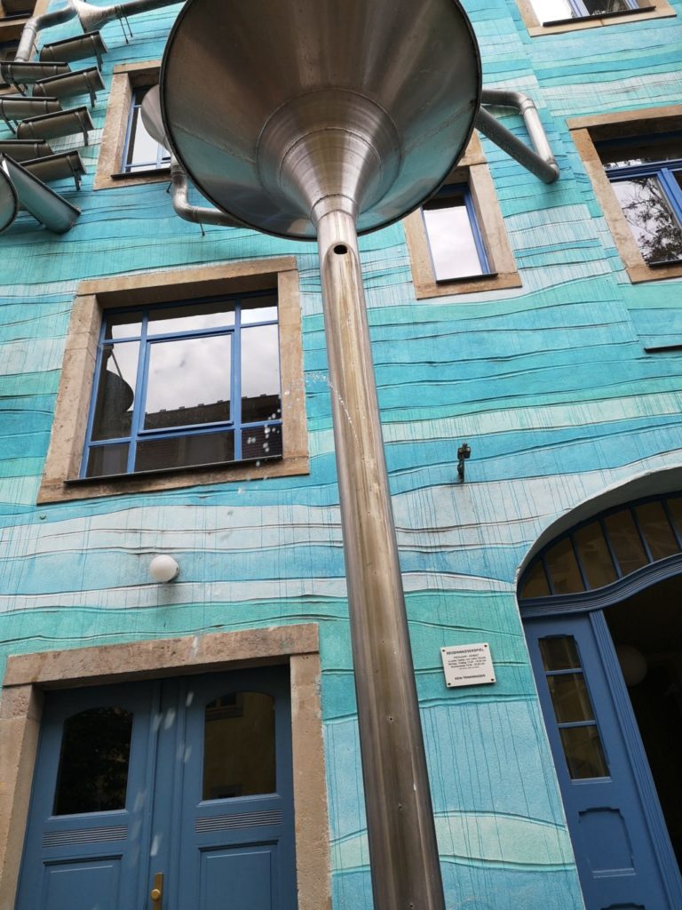 Kunsthof Neustadt Hof der Elemente Dresden bei Regen