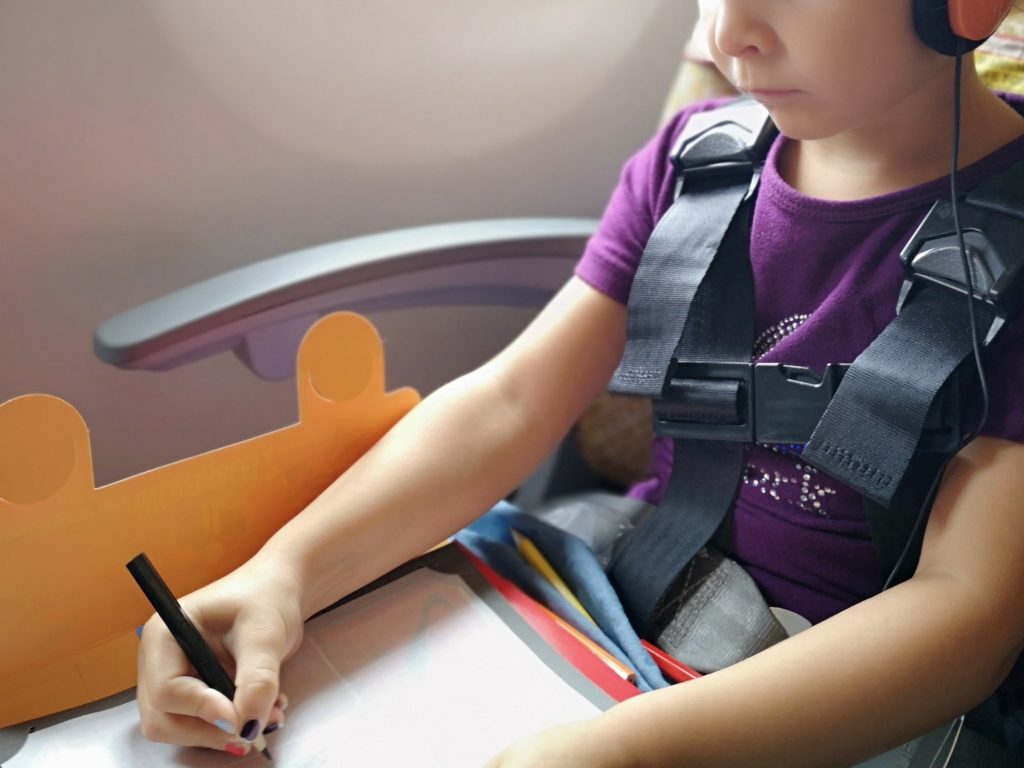 Sicher fliegen mit Baby und Kind: Cares Gurt, Kindersitz oder Loop Belt?
