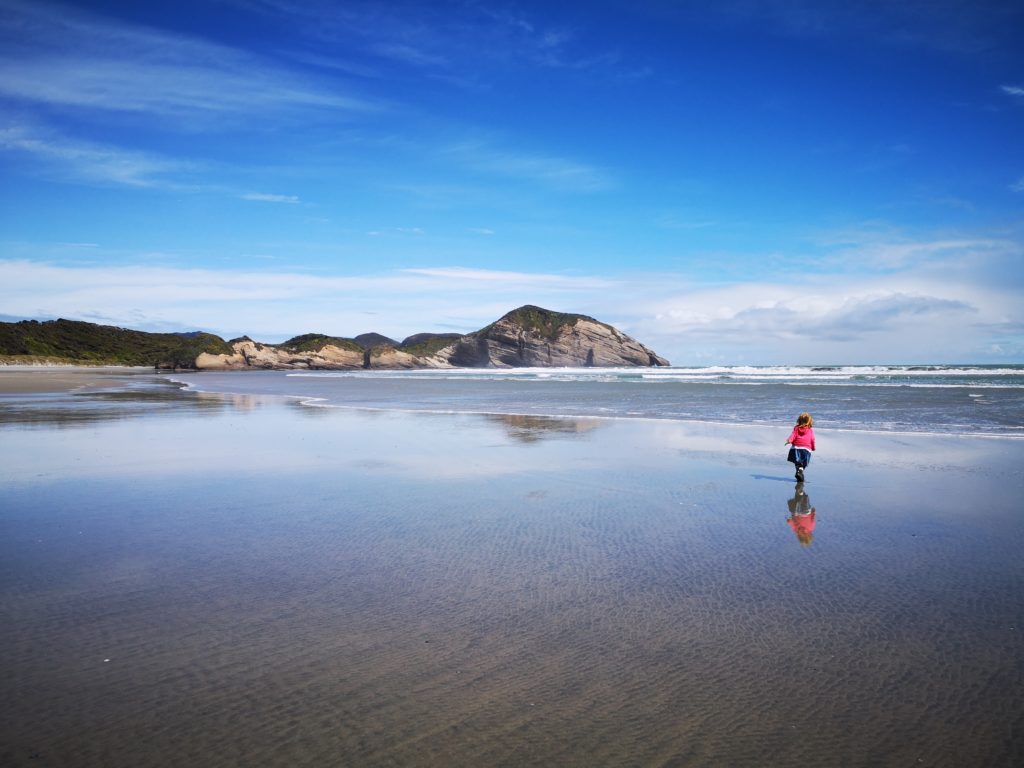 Corona in Neuseeland: Reise stornieren, trotzdem reisen? 30 Wharariki Beach