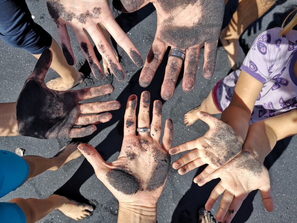 Neuseeland Hände mit Sand