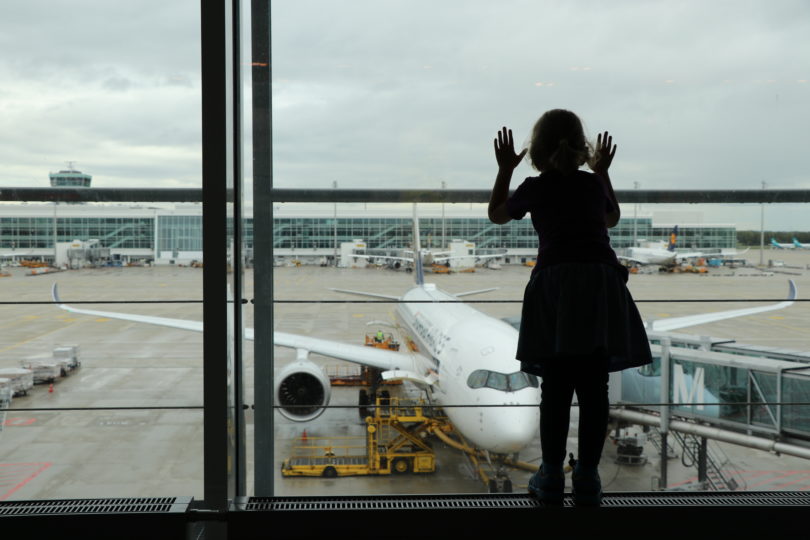 Flughafen Zwischenlandung Kind