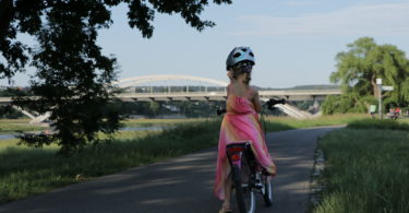 Elberadweg in Dresden mit Kindern