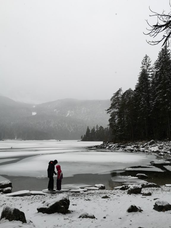 7 coole Ausflugsziele in Süddeutschland für Familien 38 Eibsee im Winter